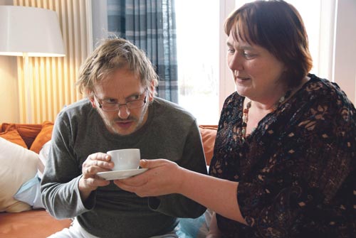 Die Ärztin Petra Anwar im Film "Halt auf freier Strecke" mit Milan Peschel als Patient - Foto: (C) Rommel Film / Andreas Dresen