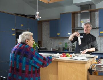(C) Annette Hauschild - www.ostkreuz.de
Joachim Vetter beim Kochen mit einer Patientin