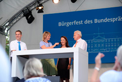 Daimler stellt seine ProCent-Initiative vor. Das Ricam Hospiz hat für den Umbau der Küche ebenfalls eine ProCent-Spende in Höhe von 5.000 Euro erhalten. v.l.n.r. Ralf Bettac (Daimler), Andrea Vannahme(rbb), Dorothea Becker(Ricam Hospiz) und Reinhard Feider(Daimler)
