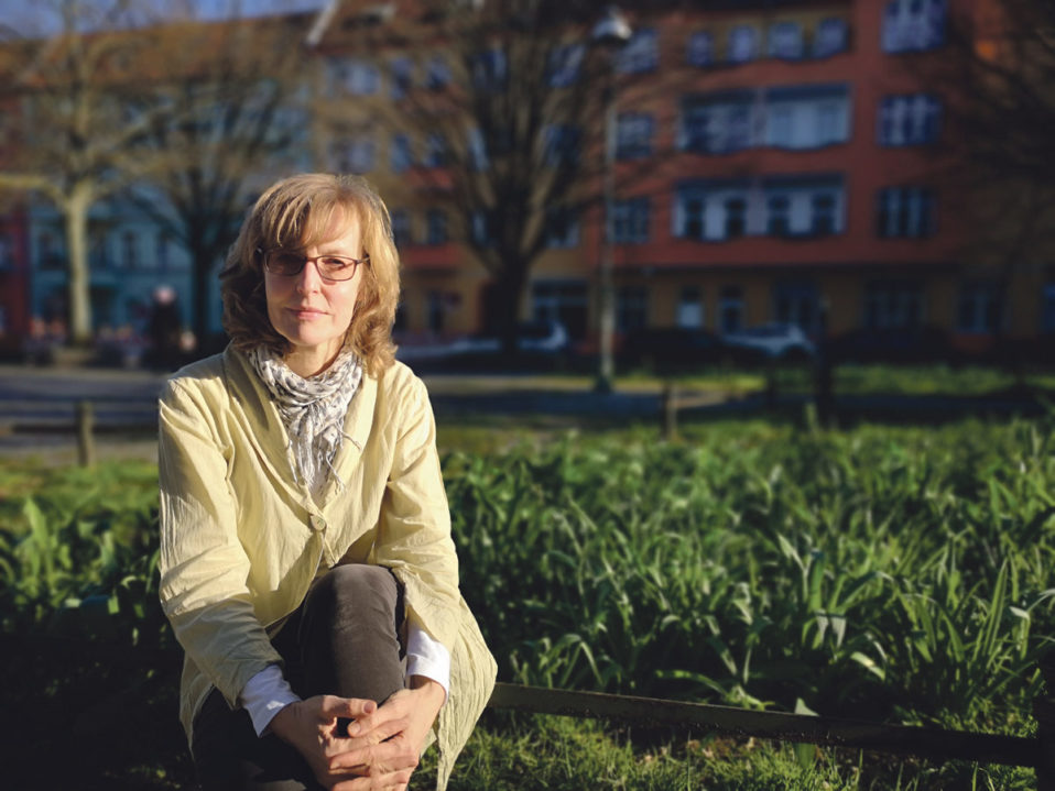 Barbara-Beuth-vor-dem-ambulanten-Hospizdienst-am-Kranoldplatz-in-Berlin-Neukölln