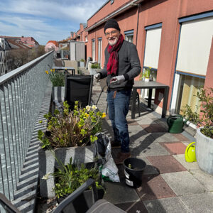 Mann mit Gartenschere in der Hand