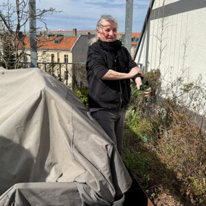 Frau mit Pflanzenschere in der Hand
