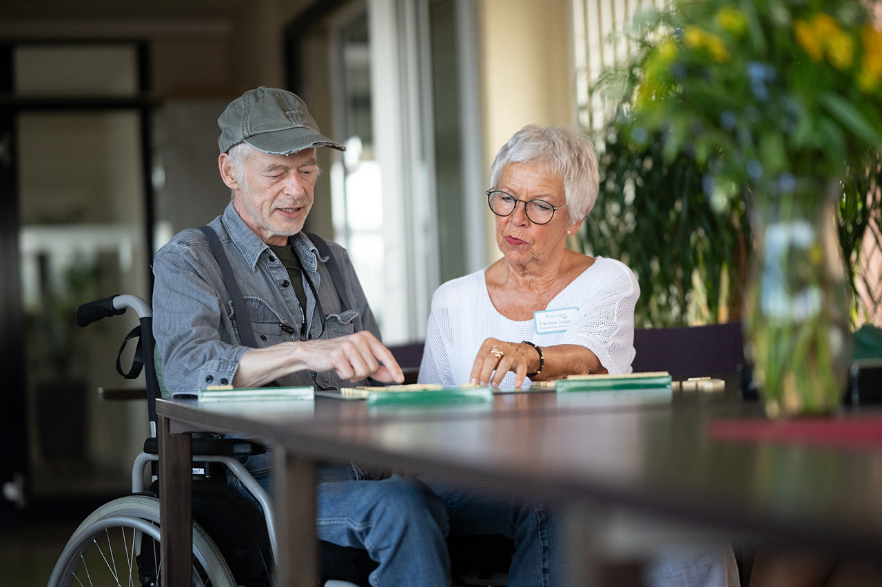 Ehrenamtliche Mitarbeiterin und Gast im Ricam Hospiz